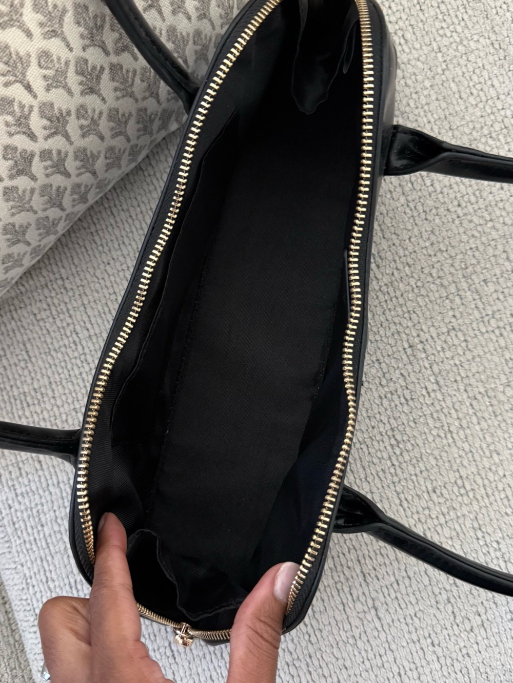 Melie Bianco Dakota Shoulder Bag with Gold Zip - Picture 4 of 7